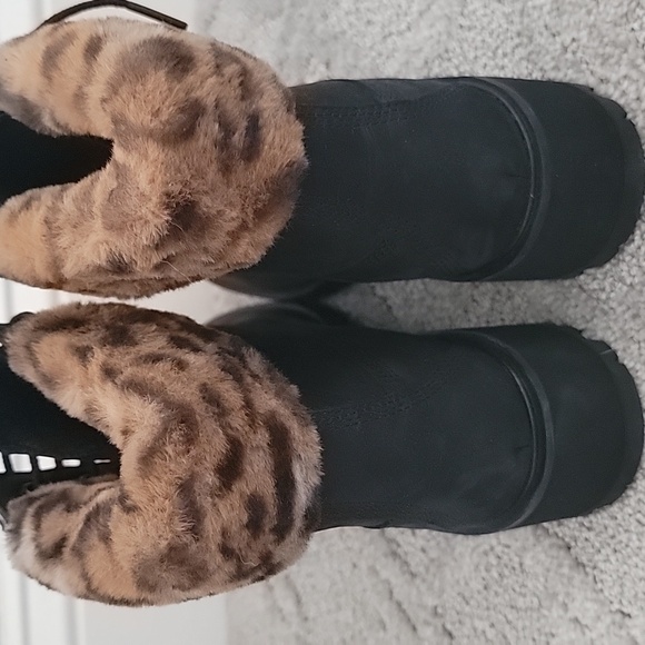 NWOT Womens Timberland Kinsley 6" Black Lace-Up Boots with Faux Fur Trim - Picture 3 of 4